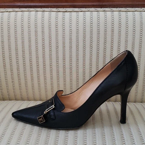 LOUIS VUITTON PUMPS WITH LV CUBE CHARM - Picture 7 of 11